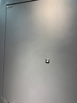 Входная металлическая дверь с зеркалом Лабиринт ACUSTIC (АКУСТИК) Муар серый / Зеркало Максимум Сандал белый
