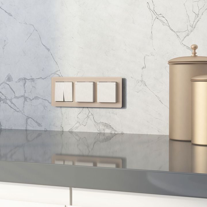 Розетка влагозащищенная с заземлением с защитной крышкой и шторками Werkel N перламутровый рифленый W1171213 4690389213106