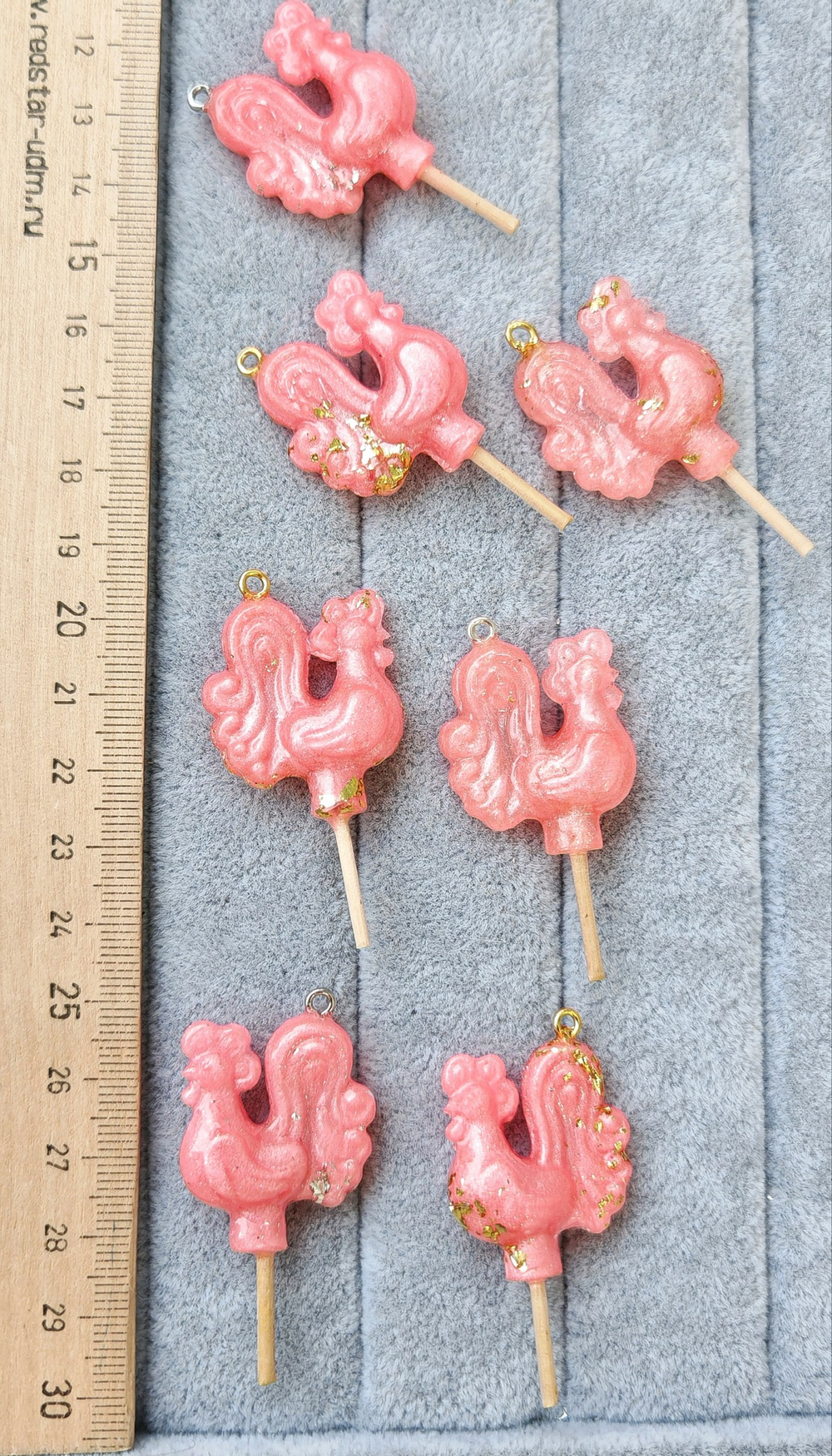 пр Подвеска "Петушок" 35мм, смола, розовый