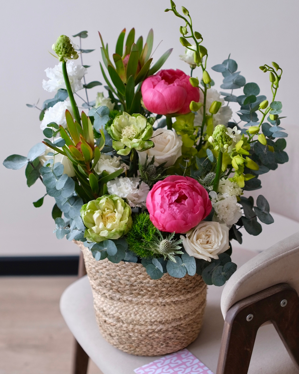 Корзина с тропическими орхидеями, розами Вегги и пионами Корал Шарм