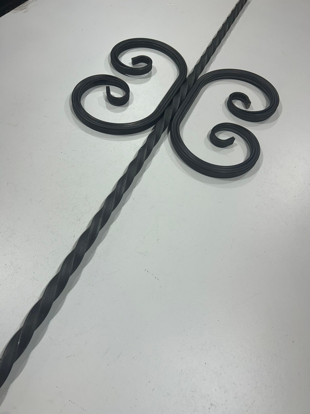 Кованый элемент Вензель 270x150 мм профильная труба 15х15мм