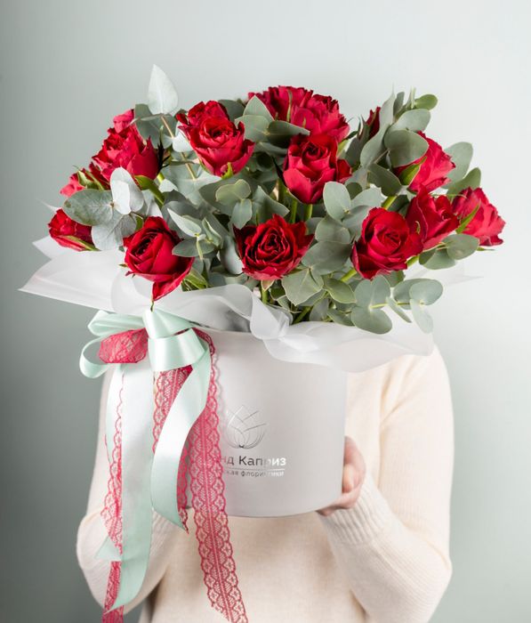 Композиция из роз Мадам Рэд с эвкалиптом