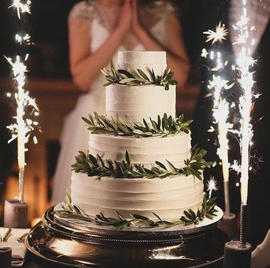 Свадебный торт с декором из веточек фисташки