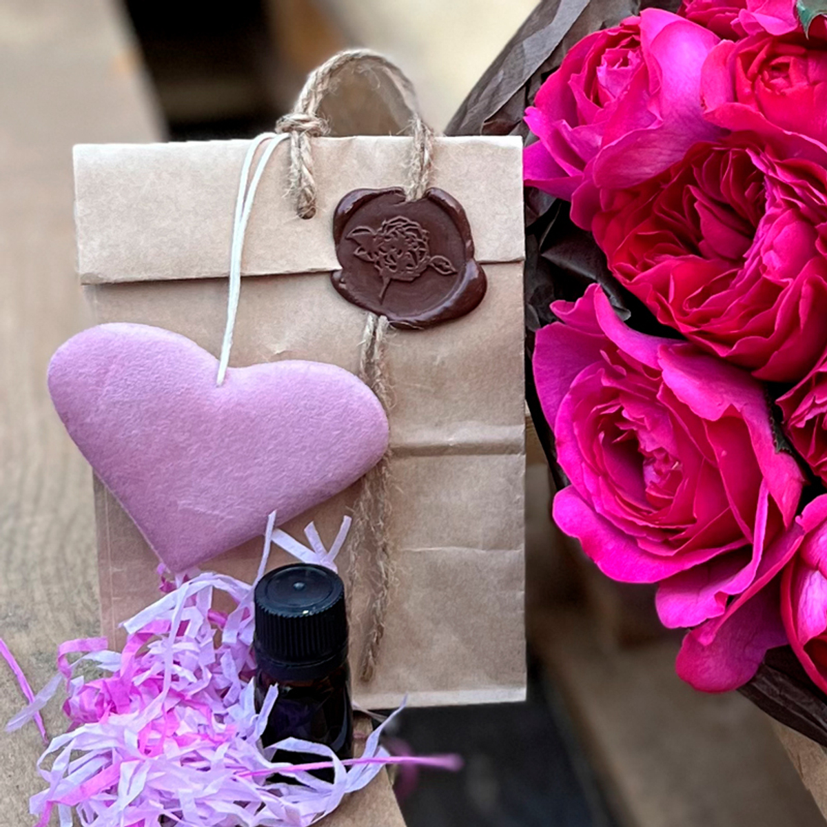 букет Рубиновый микс + эфирное масло Розы дамасской (Rosa × damascena) 1 мл (25 капель)