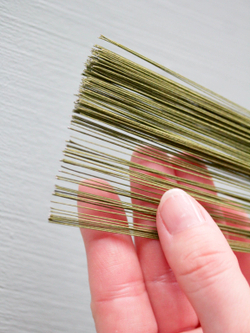 Проволока длинная японская формат U № 30 Зеленая, длина 72 см согнута пополам, 100 штук.