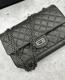 Графитовая сумка Chanel 2.55 на цепочке