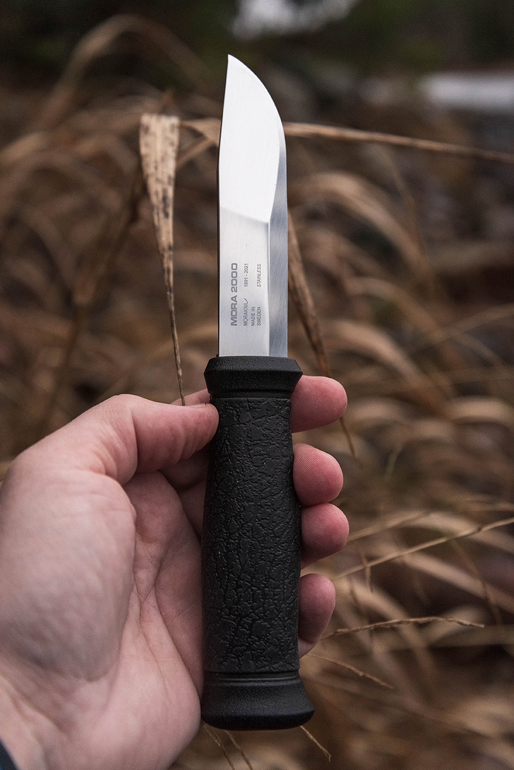 Нож Morakniv Outdoor Mora 2000 (S) Anniversary Edition, в руке.