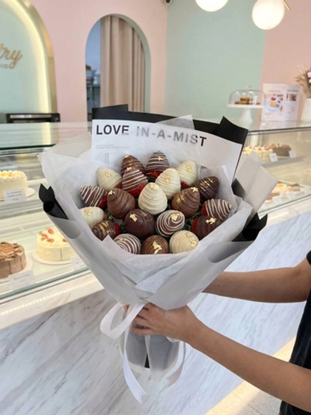 ФУД БУКЕТ Цвет: прозрачная матовая пленка + чёрная плёнка + тишью