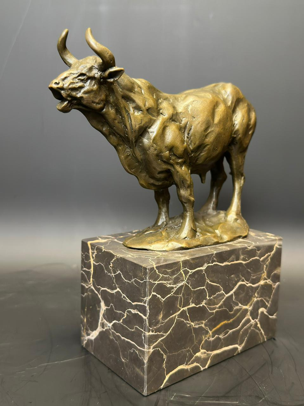 Бронзовая скульптура «Бык на постаменте»