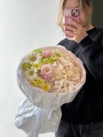 Букет из гортензии, кустовых роз, минигерберы и лизиантуса