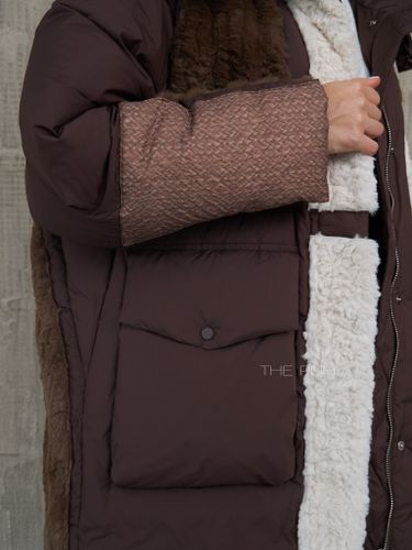 Коричневый удлиненный пуховик из комбинированных материалов
