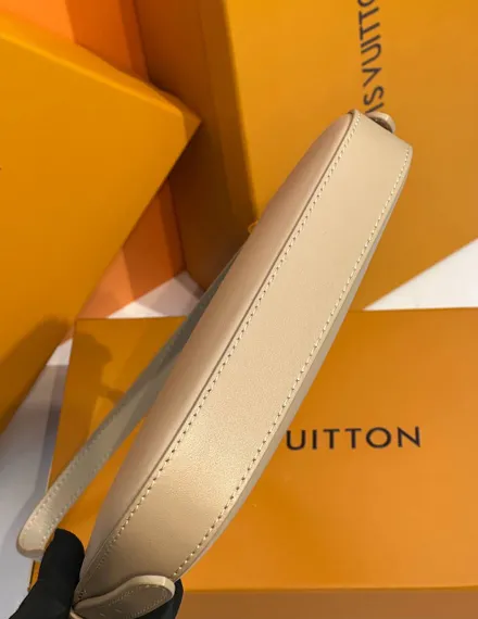 Сумка Louis Vuitton Pochette LV Bloom