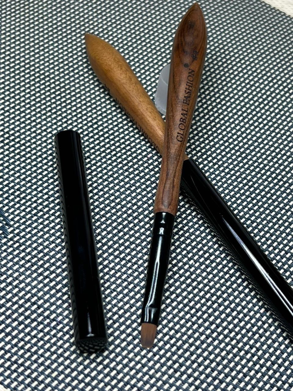 Кисть с деревянной ручкой