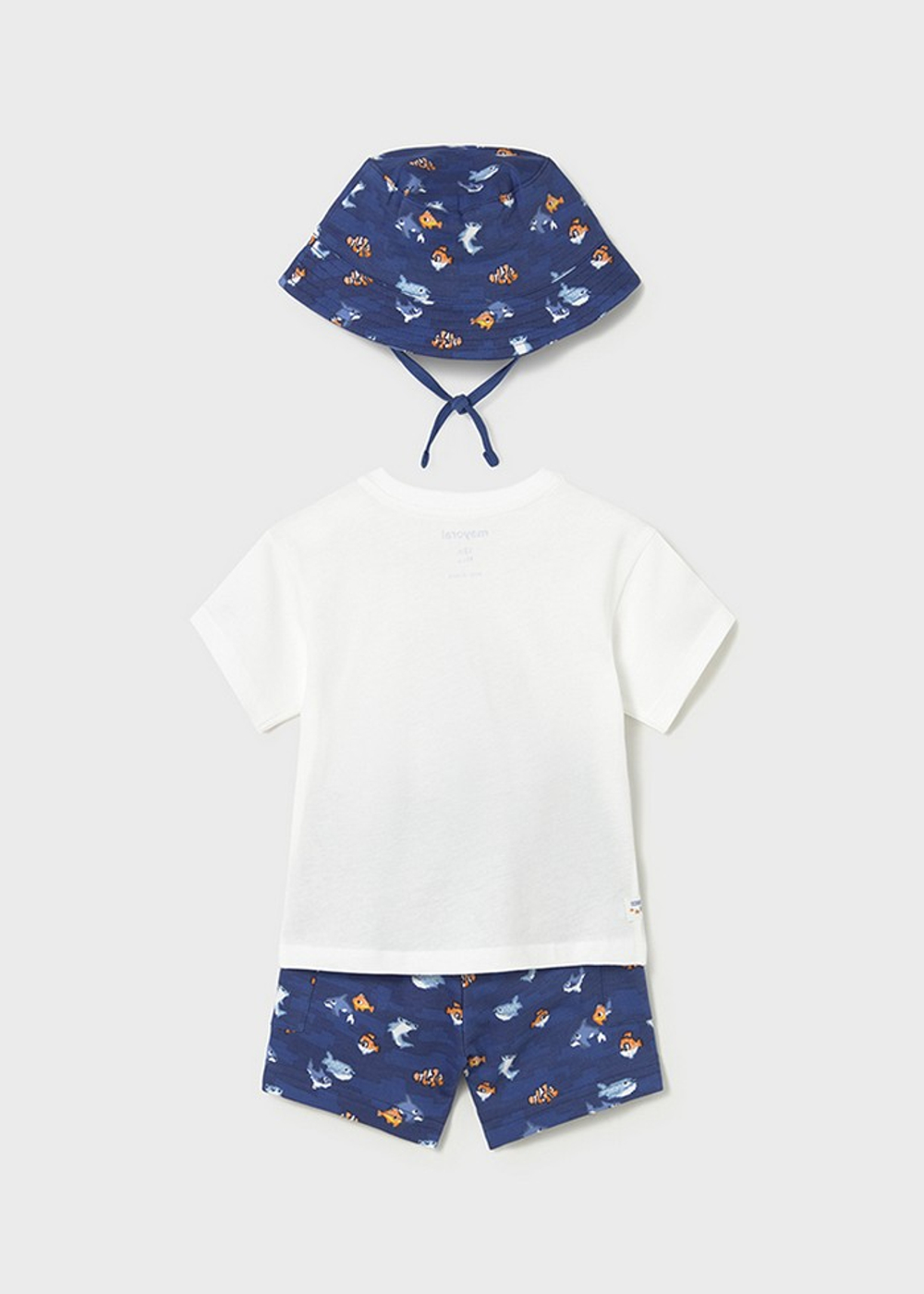 футболка с шортами и панамкой