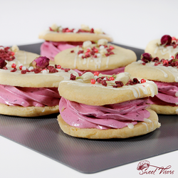Десерт Зефиросэндвичи кондитерская Sweet Visors Сладкие Козырьки. Кондитер Светлана Дегтерева. Домашние десерты на заказ в СПБ. Мы создаем сладкие истории на любой вкус на день рождения, юбилей, свадьбу. Торты для мальчиков и мужчин, для девушек и девочек. Вы можете заказать десерты ручной работы