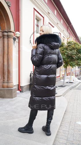 Черный длинный пуховик с декоративной молнией и меховой отделкой
