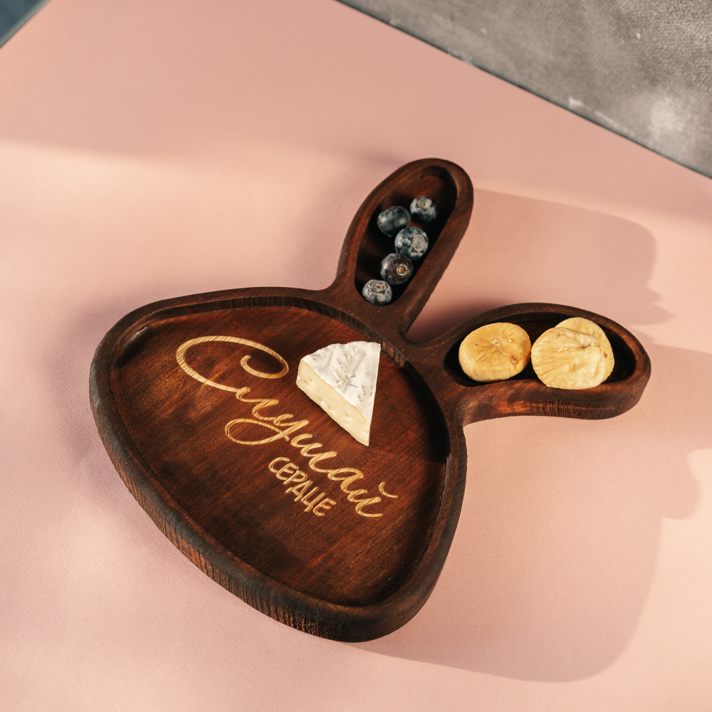 Менажница из кедра для подачи блюд и закусок с гравировкой "Слушай сердце"