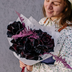 89. Темный букет с черными французскими розами