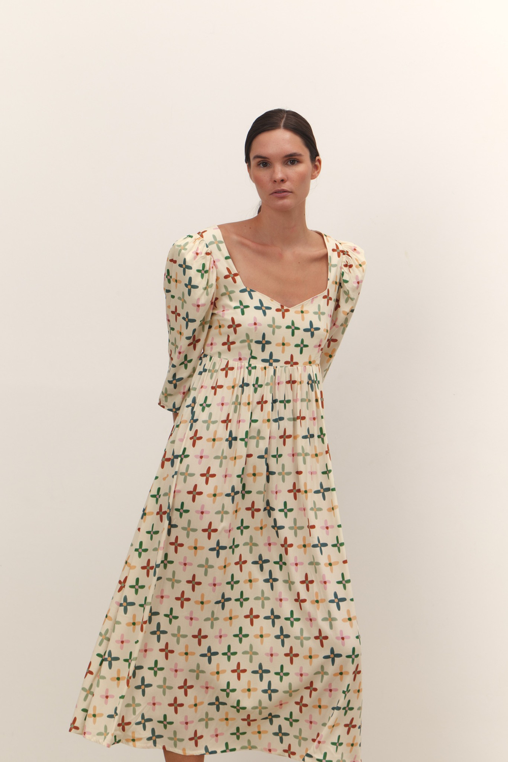 Платье в ромашку с вырезом на спине