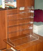 Стенд для лаков 4-х яр. с полкой под бутылочки 500х206х533 мм