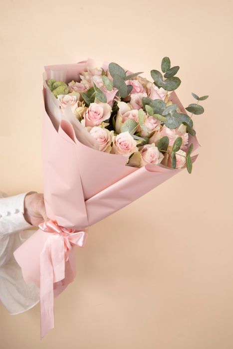 Букет роз "Пинк Атена" с эвкалиптом (21 шт)