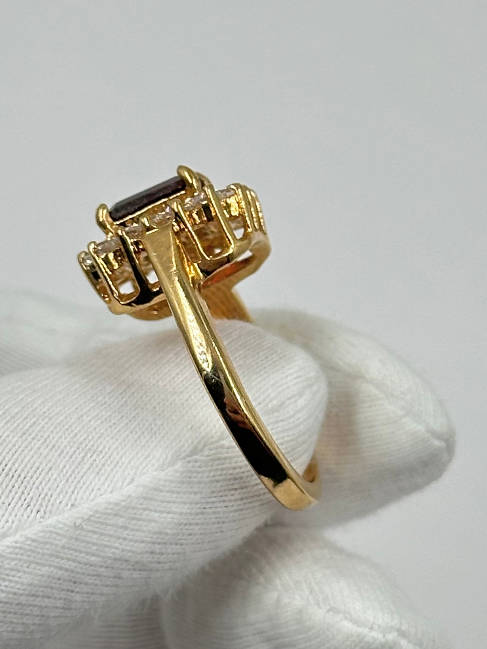 Кольцо с кристаллами