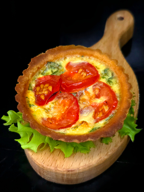 Киш со шпинатом и помидорами черри