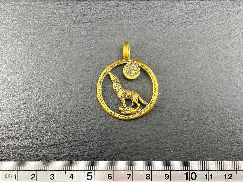 Подвеска. Волк с луной