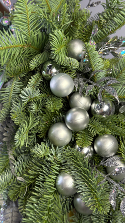 «Иней» композиция из пихты на Новый год и Рождество