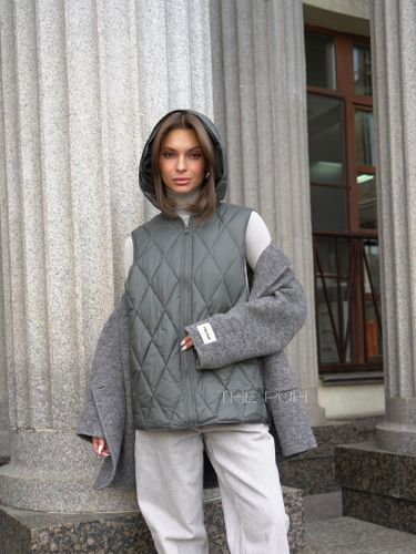 Графитовый утепленный жилет с капюшоном