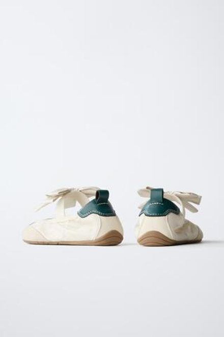 ZARA СПОРТИВНЫЕ БАЛЕТКИ С БАНТОМ, БЕЛЫЙ