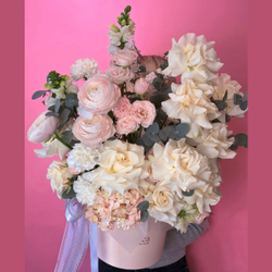 Нежная авторская композиция с ранункулюсами и французскими розами