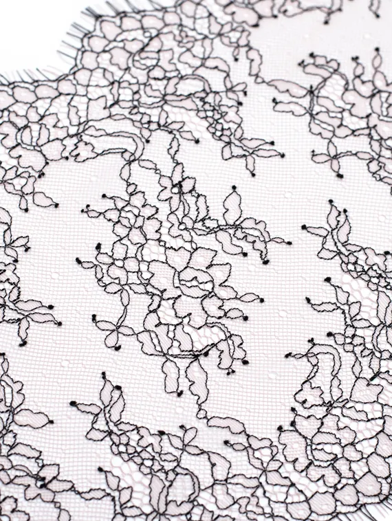 01-11 Кружево шантильи 23 см, пудра/черный