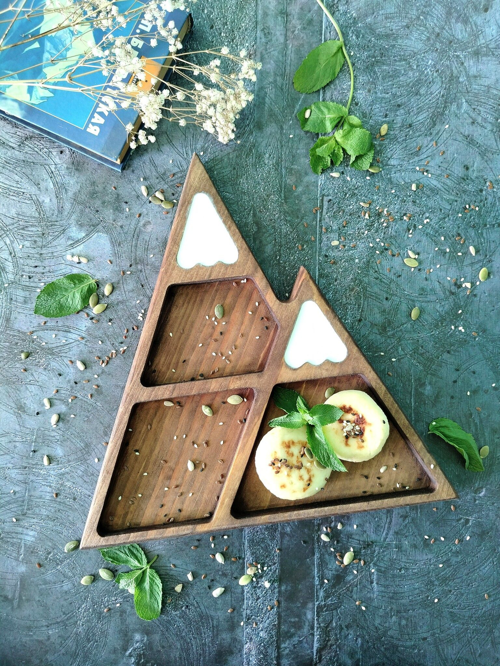 Деревянная менажница из кедра с эпоксидной смолой