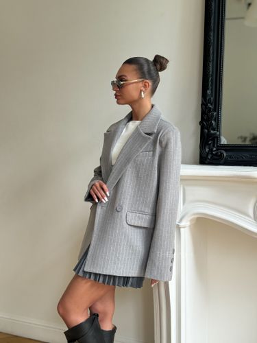 Серый двубортный жакет в полоску