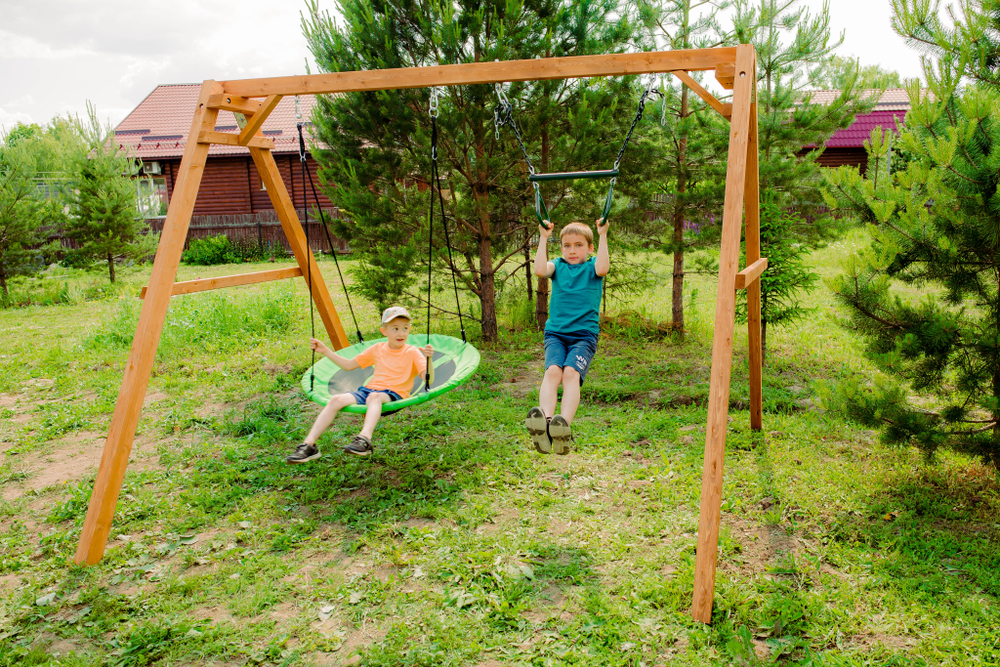 Деревянные качели с трапецией и качелями гнездо Свиби