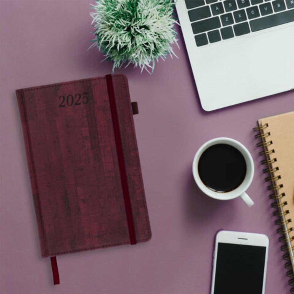 Ежедневник датированный 2025, А5, 138x213 мм, BRAUBERG "Wood", под кожу, держатель для ручки, резинка-фиксатор, бордовый, 115831