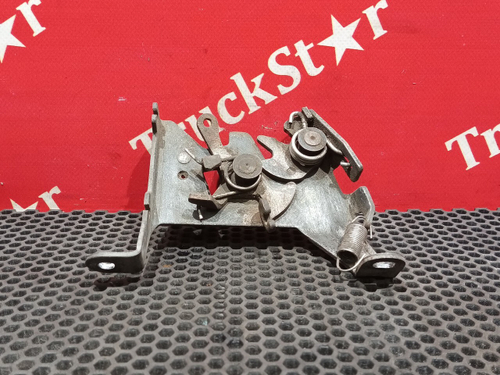 Замок капота левый