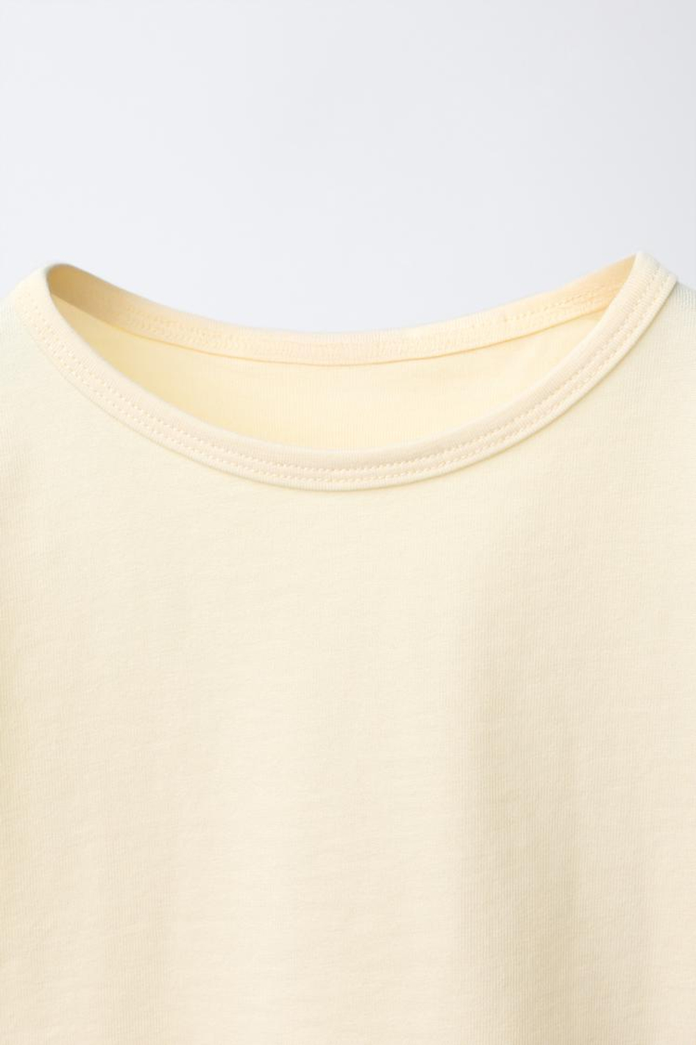 ZARA ОДНОТОННАЯ ФУТБОЛКА, КРЕМОВЫЙ