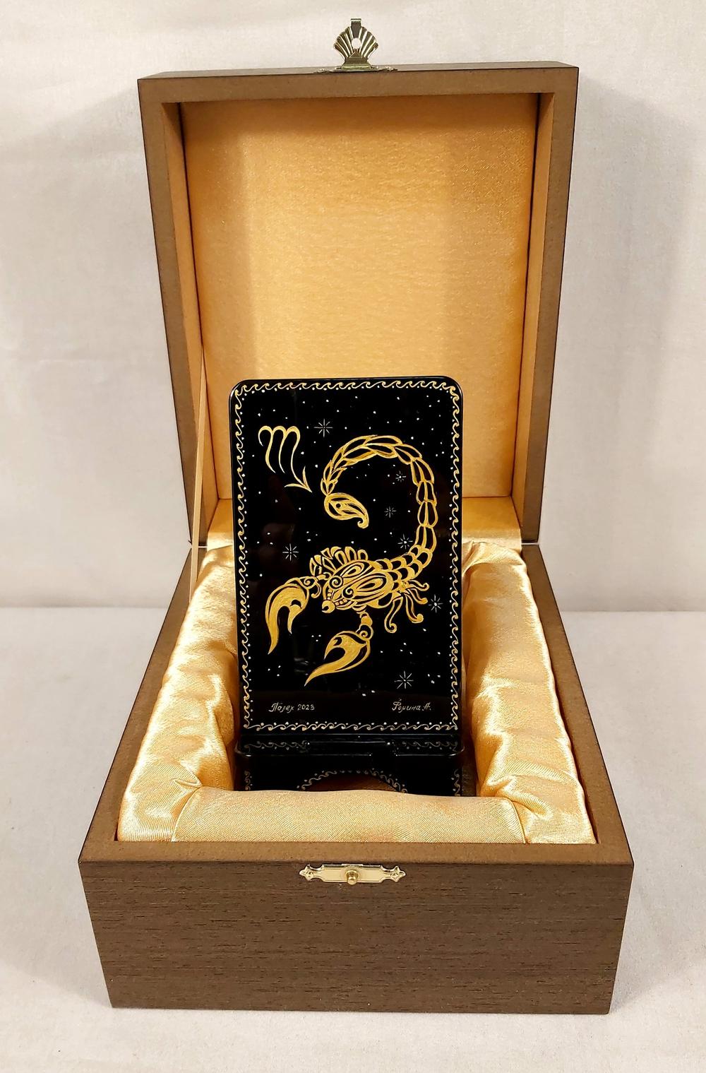 Сувенирная подставка для телефона с росписью Палех "Зодиак. Скорпион"