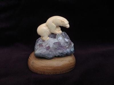 Белый медведь на льдине