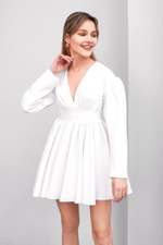 Платье со спущенным плечом белое