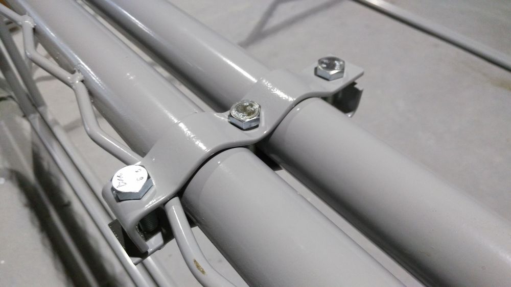 Соединение модулей хомутами батутной арены "ЗВЕЗДА"