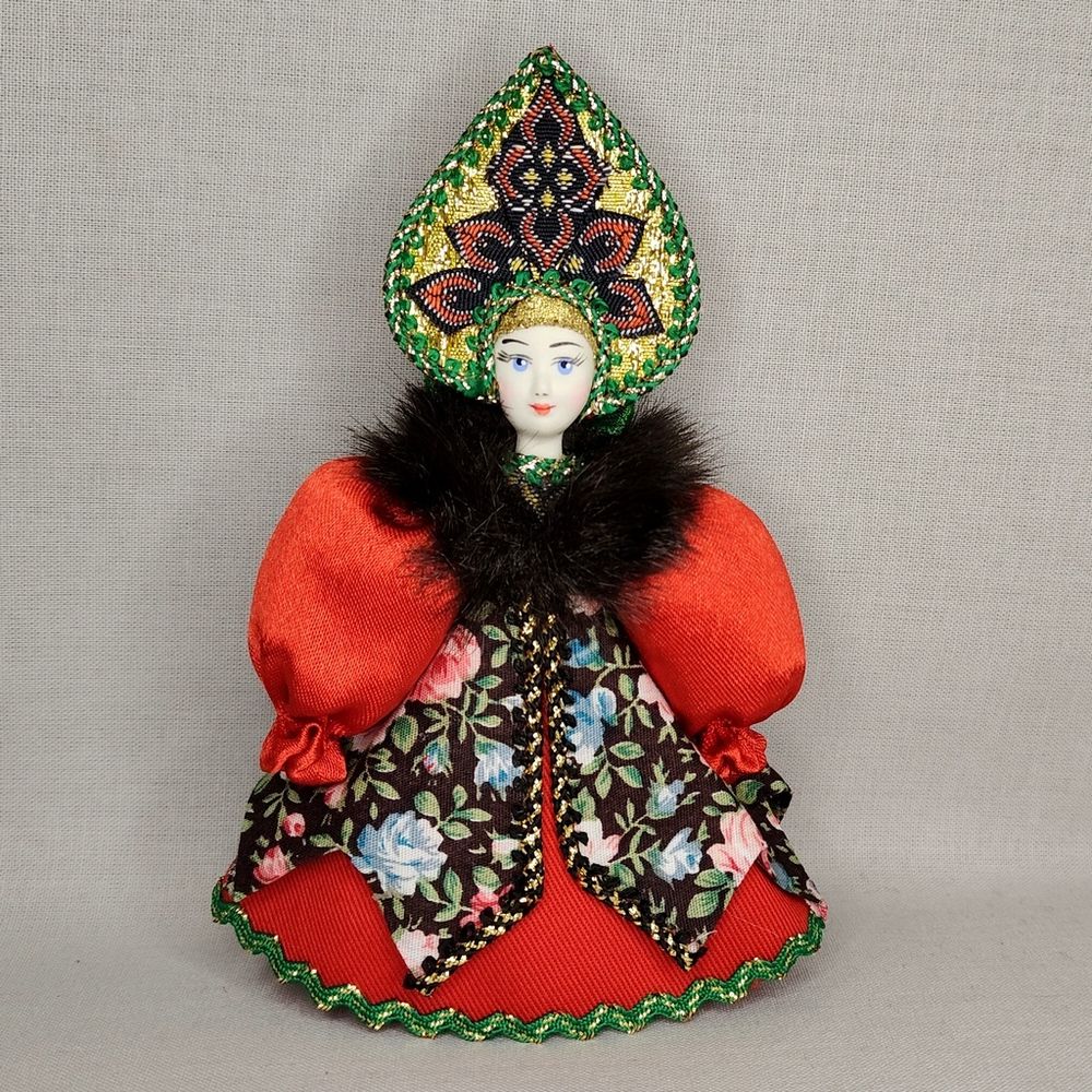 Малая подвесная кукла с меховым воротником