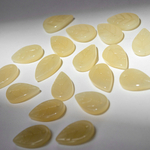 Подвеска резная "Листочек", 18*11мм, желтая коралловая пудра