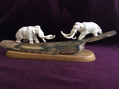 Скульптурная композиция "Два мамонта", рог лося, бивень мамонта