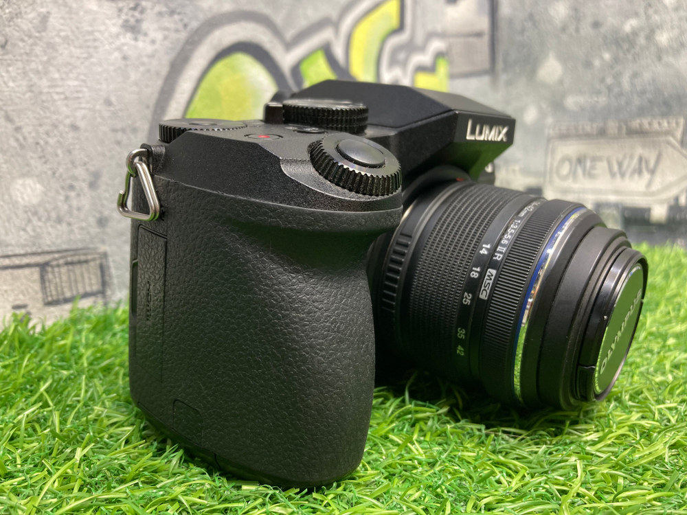 Panasonic Lumix DMC-G7 + Olympus II R 14-42mm