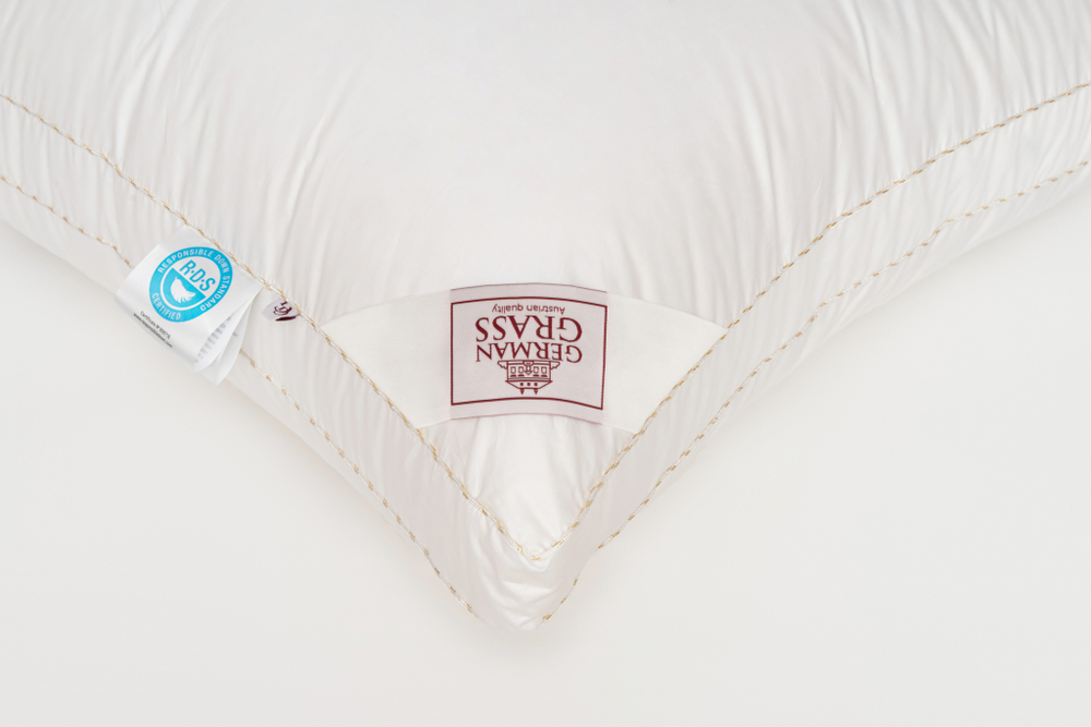 Подушка трехкамерная 3D средняя с бортиком 68х68 German Grass King Down