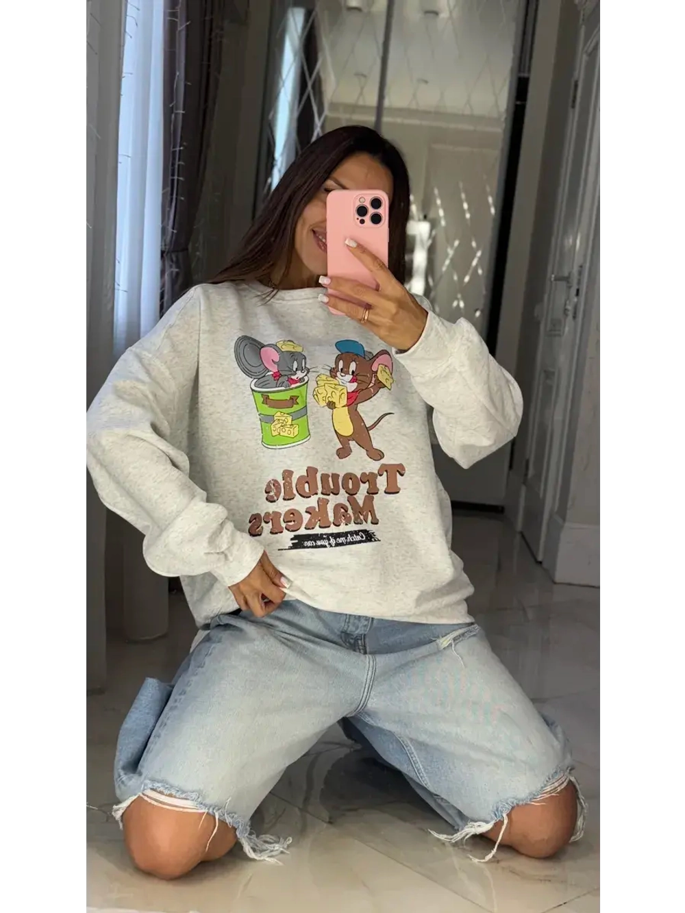 Свитшот женский с мультяшным принтом oversize