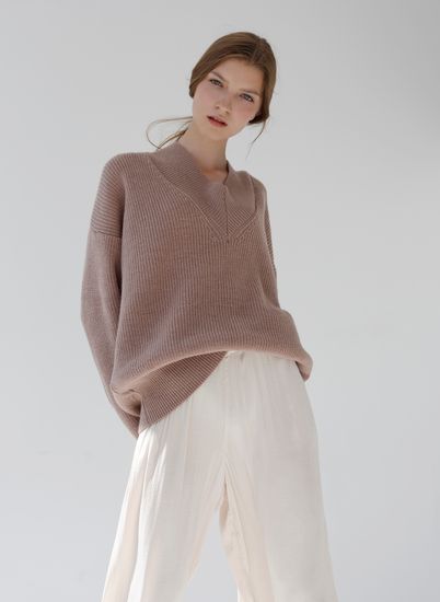 AIM  с V-образным вырезом Цвет пыльно_ розовый. 50% шерсть мериноса.